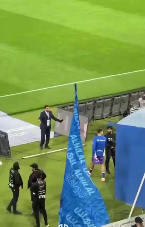 لاعب احتياطي في #الهلال 😨 يتحدى الانظمة ويدخل الملعب غصباً عن المنظمين !!