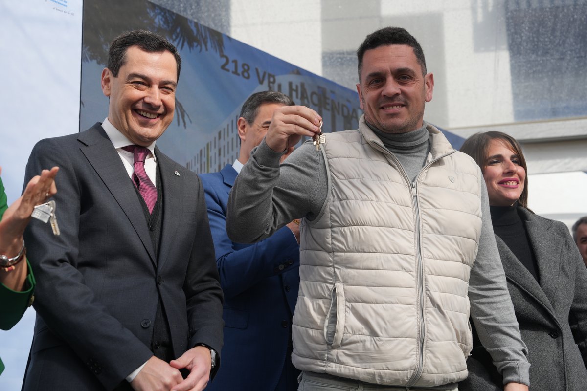 La entrega de 218 llaves de viviendas protegidas en Hacienda El Rosario, en Sevilla, es un ejemplo de política útil y deseo que suceda más veces por toda #Andalucía y España. Empujemos todas las Administraciones en la misma dirección para resolver el problema de la vivienda.