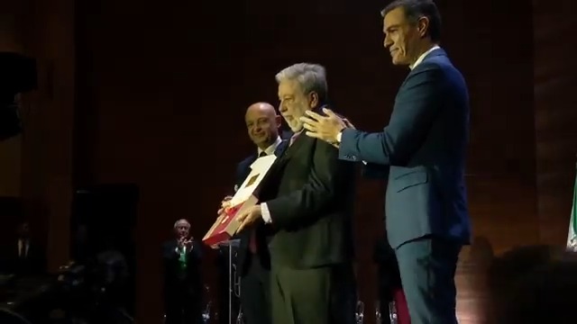 Gracias por todo, Quico. Hoy toda una ciudad, tu querida Dos Hermanas, te rinde un más que merecido reconocimiento. Has sido y serás siempre un referente del municipalismo y del socialismo andaluz y español.