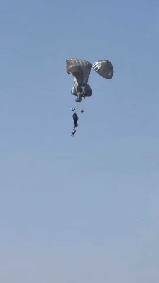 1. Multiple partially inflated parachutes is suboptimal. 2. If you're coming in hard - I'd recommend cutting your combat equipment prior to landing as you'll just hit harder if you still have it attached. 3. 1st guy to land likely had some significant injuries. 2nd guy *might* have been okay - likely because he cut away his combat equipment. Plan accordingly 🇺🇸🦅 #T11 #AATW #airborne #VADisability #fail #FAFO #ooof