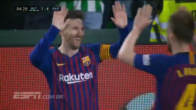 Neste dia, há exatamente 6 anos atrás... Lionel Messi sendo aplaudido de pé pela torcida do Betis. Esse gol é histórico, merecia demais o prêmio Puskás QUE NARRACÃO FODA TAMBÉM!