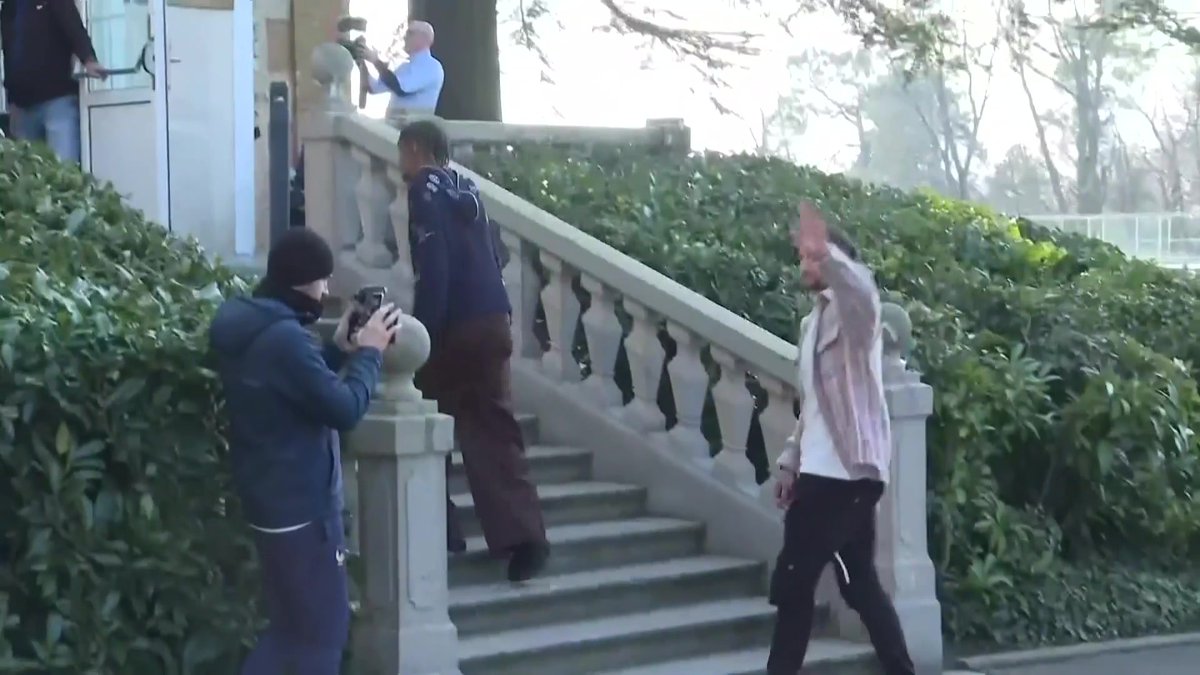 🚨 Le Classique est passé : Bradley Barcola et Adrien Rabiot arrivent ensemble à Clairefontaine ! 🇫🇷🤝 🎥 L'Équipe