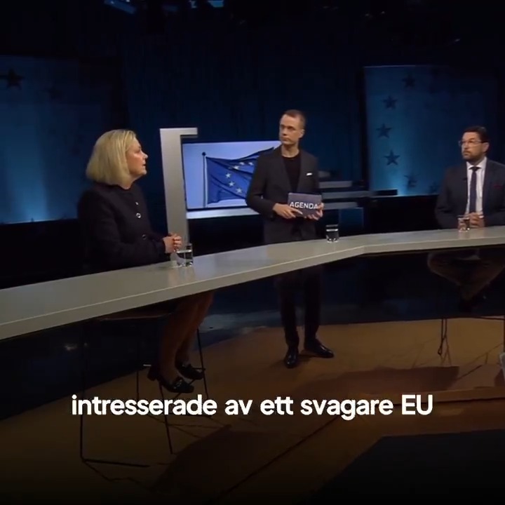 Magdalena Andersson förstår inte behovet av en ny svensk EU-strategi När Jimmie Åkesson debatterade Magdalena Andersson i SVT Agenda spred hon villfarelser om Sverigedemokraternas förslag till ny svensk EU-strategi. Vi vill stoppa framtida maktöverföringar till EU och utreda hur Sverige kan maximera inflytandet och få bättre förhandlingsresultat i EU. Behovet av detta verkar Socialdemokraterna inte förstå. Sverige förlorar ofta i Bryssel. Förra mandatperioden pådyvlade EU vårt land över 10 000 nya eller uppdaterade lagar och beslut, många som ökade byråkratin för våra företag, kommuner och medborgare. Talesättet i Bryssel ”kompromissvillig som en svensk” säger allt. Om motparter berömmer oss för att ”ta ansvar” har vi förlorat. Några exempel från förra mandatperioden: EU-budgeten fortsätter öka, Coronafonden etablerade ett prejudikat för gemensam belåning för utdelning av bidrag, vår kollektivavtalsmodell hotas av ett minimilönedirektiv som antogs mot svenska och danska protester, våra bolagsstyrelser könskvoteras trots att Sverige röstade nej, avverkningskvoter och andra bindande åtaganden lägger död hand över stora delar av vår skog och mark och blyförbud som slår hårt mot våra jakt- och skyttetraditioner påtvingas, trots svenska protester. Samtidigt regleras den inre marknaden av allt fler planekonomiska dekret. Svenskarna vill vara med i EU, men inte ge bort mer makt. Bara 14 procent vill att Sverige ska verka för att EU ska utvecklas till ett Europas Förenta Stater. Endast elva procent vill överföra mer makt från medlemsländerna till EU och bara fem procent vill ge EU beskattningsrätt (enligt SOM-institutet). Denna folkvilja måste respekteras. Sverigedemokraterna förespråkar en ny svensk EU-strategi som stärker vår förhandlingsposition genom: Införandet av ett ”folkomröstningslås” som innebär att alla betydande maktöverföringar eller nya betalningskrav till EU ska godkännas i folkomröstning. Det skulle bromsa Bryssels värsta övertramp. Det brådskar – förslag om att skippa enhällighet om finanspolitiken, nya EU-skatter och nya Coronafonder ligger redan på bordet. Strykning av skrivningar om EU-medlemskapet ur grundlagen. Utan att lämna unionen skulle kombinationen att utbilda tjänstemän i hur man förhandlar handelsavtal samt avlägsnandet av juridiska och politiska hinder för ett utträde stärka vår förhandlingsposition. Vet de andra att man under inga omständigheter kan lämna förhandlingsbordet förlorar man inflytande och får sämre förhandlingsresultat. Utredning om hur vi kan minska de negativa effekterna av EU:s beslut. Alla direktiv måste granskas och de som tidigare regeringar överimplementerat måste anpassas till EU:s minimikrav. Det finns ingen orsak för en borgerlig regering att behålla onödigt komplex eller kostsam implementering av EU-regler som S, V och MP beslutat om. Både EU:s förespråkare såväl som unionens motståndare borde välkomna vårt förslag till ny EU-strategi som bättre skulle rusta våra förhandlare och gynna Sveriges intressen i EU. Fortsätter maktöverföringen i samma takt som de senaste decennierna kommer riksdagen omvandlas till ett regionalt parlament i en Europeisk superstat. Och före det startar utträdesdebatten på riktigt.