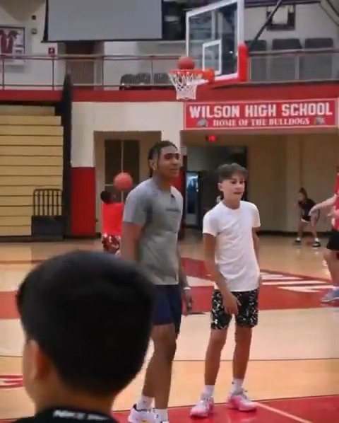 While preparing for his fourth NCAA March Madness appearance with Marquette Basketball, Stevie Mitchell is also giving back to his community! He hosted a free youth basketball camp at his high school and has embraced other opportunities to give back! 💙 📄