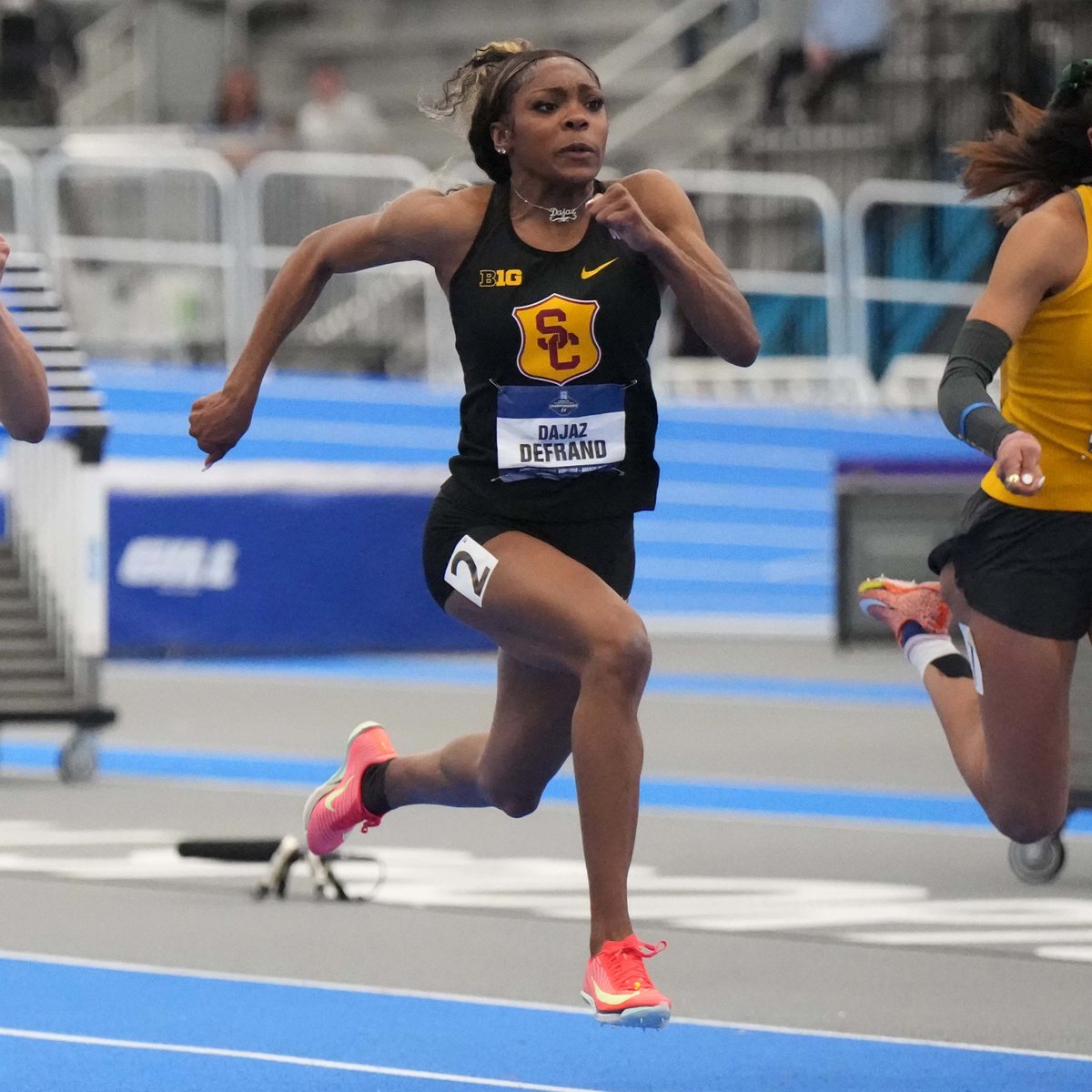 Got out 𝙛𝙖𝙨𝙩 ✌️ Dajaz DeFrand 🇭🇹🇺🇸 became the third Woman of Troy to win the NCAA 60m, tying for second-fastest in USC history (7.09) 🏆✌️