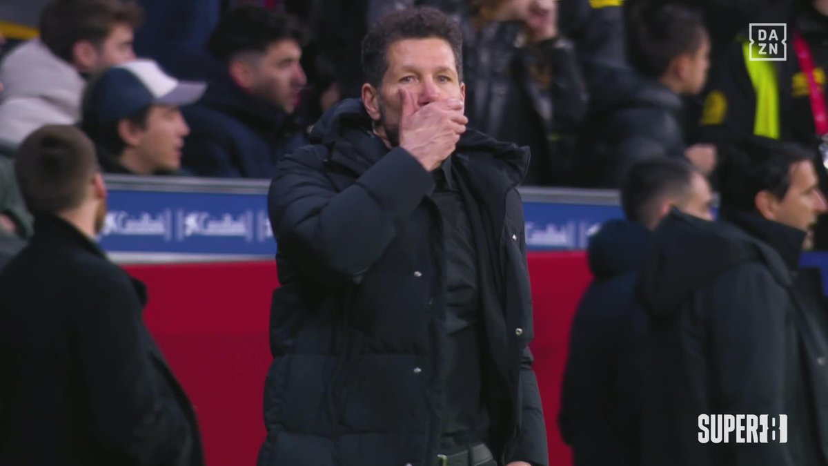 De la alegría con el 2-0 al hundimiento con la remontada del FC Barcelona 👀 La noche del Cholo Simeone en el Metropolitano #Super8