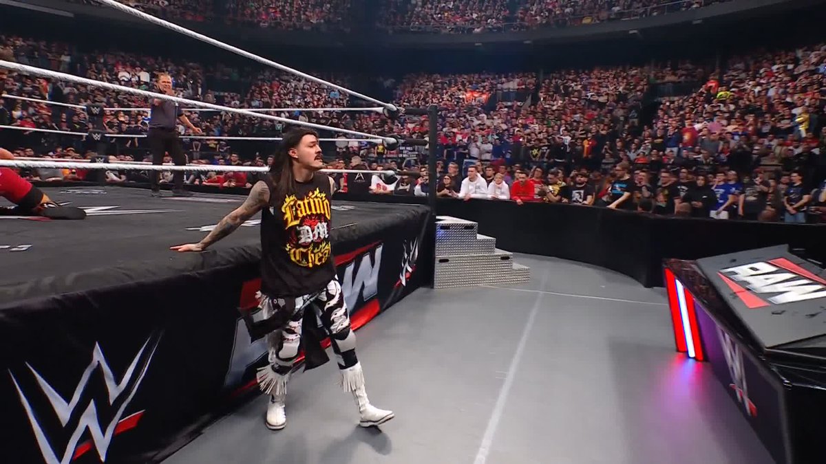 THIS IS AWE-SOME! 👏👏 👏👏👏 #WWERaw