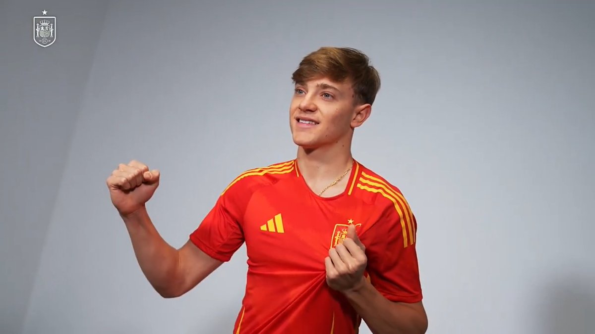 ☺ Con la ilusión del primer día. 🏆 Un campeón del #U19EURO que quiere seguir creciendo con la Selección Española Masculina de Fútbol sub-21. 👋🏼 Así ha sido el DÍA 1 de Jesusrodriguez11. #NuestraBase | #U21EURO