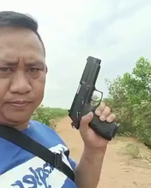 Viral, sosok oknum TNI diduga terlibat dalam tewasnya Kapolsek Negara Batin, Iptu Lusiyanto, Bripka Petrus Apriyanto dan Bripda M Ghalib Surya Ganta saat menggerebek judi sabung ayam di Way Kanan, Lampung. Peltu Lubis dan Kopka Basar disebut sebagai dua oknum TNI yang terlibat dalam penembakan Senin (17/3). Di unggahan akun Instagram @ satusuaraespress.official nampak Kopka Basar sedang mengacungkan pistol. Sementarta Peltu Lubis dikabarkan sudah menyerahkan diri.