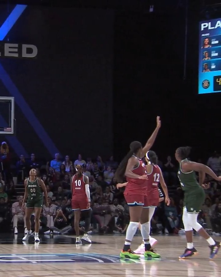 CHELSEA GRAY ENDS THE 3Q WITH THE SHOOTER'S TOUCH 🥶🎯