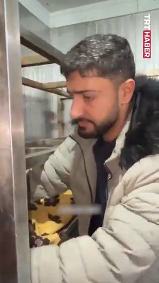 Onlarca naaşın arasında çocuğunu bulmaya çalışan #Gazzeli baba…