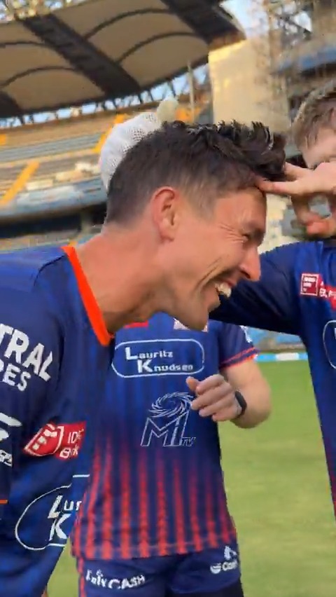 Typical Mumbai waala welcome 😂💙 #MumbaiIndians #PlayLikeMumbai