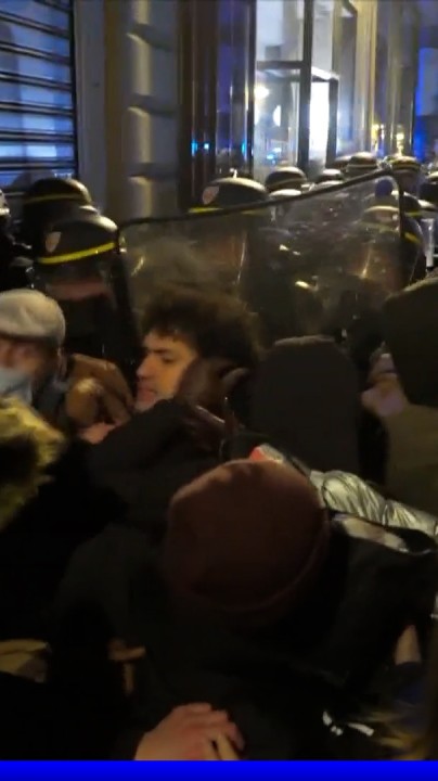 Gaîté lyrique: les forces de l'ordre évacuent plusieurs centaines de jeunes migrants occupant les lieux