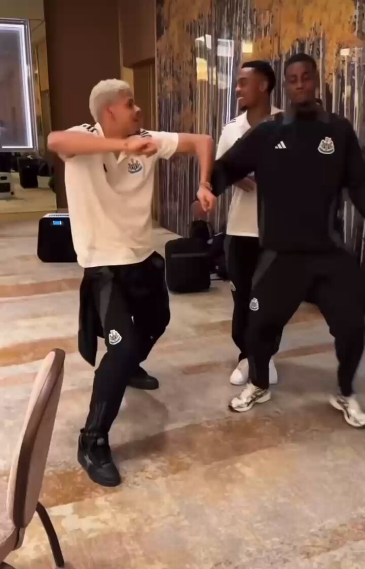 DAY 2 🏆🏆🏆 Woke up again with Cup winning vibes 😎 This feeling will never feel old ⚫️⚪️⚫️⚪️ #NUFC #NUFCFans
