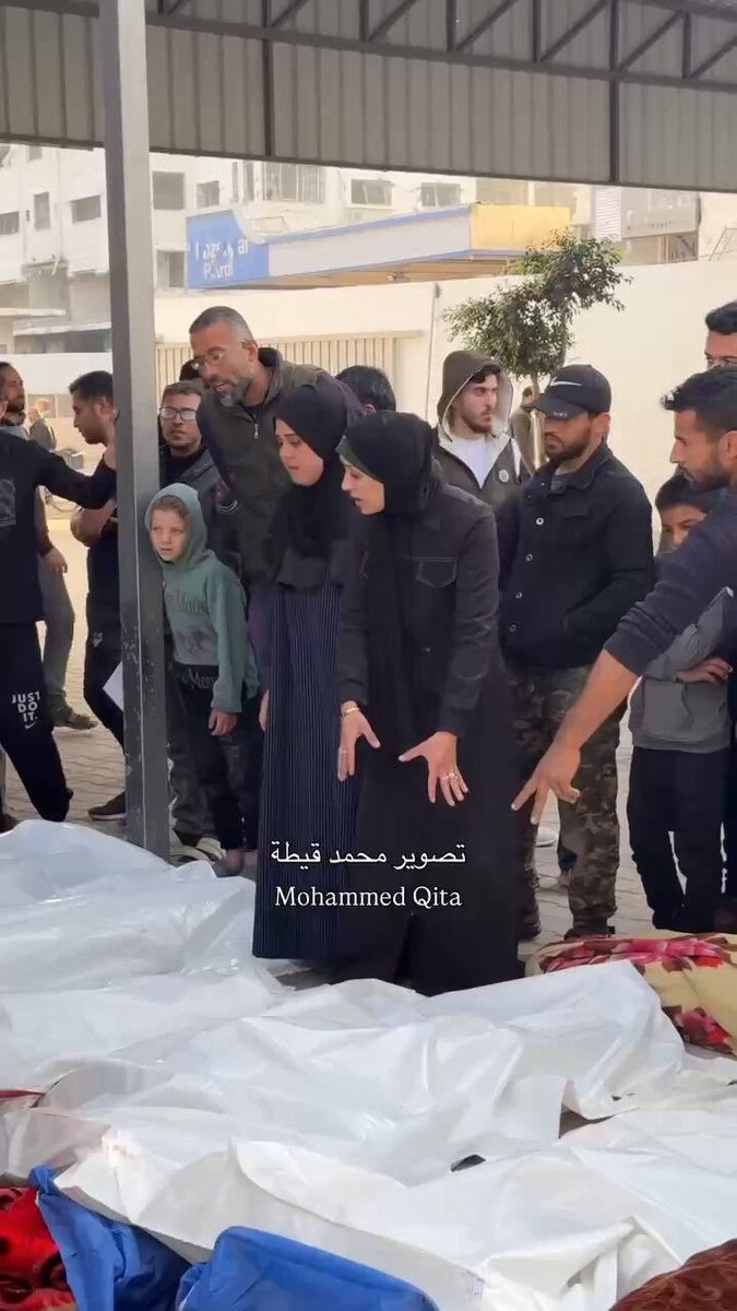 💔 تتفقد عائلتها التي فقدتها بالكامل، الأب والأخوة وأبناؤهم وزوجاتهم .. 🤍😭 اسرائيل #غزه_الان "الشرق الاوسط" "الولايات المتحده" #التصعيد_بالتصعيد #الحوثيين #غزه_تحت_القصف
