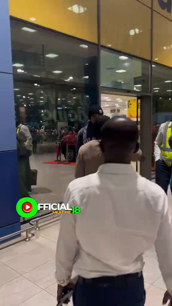 Captain of the Black Stars, Jordan Ayew, arrived at Kotoka International Airport last night ahead of the World Cup qualifiers against Chad on Friday. Some Ghanaians were seen surrounding his vehicle and scrambling to get a tip from Jordan Ayew.