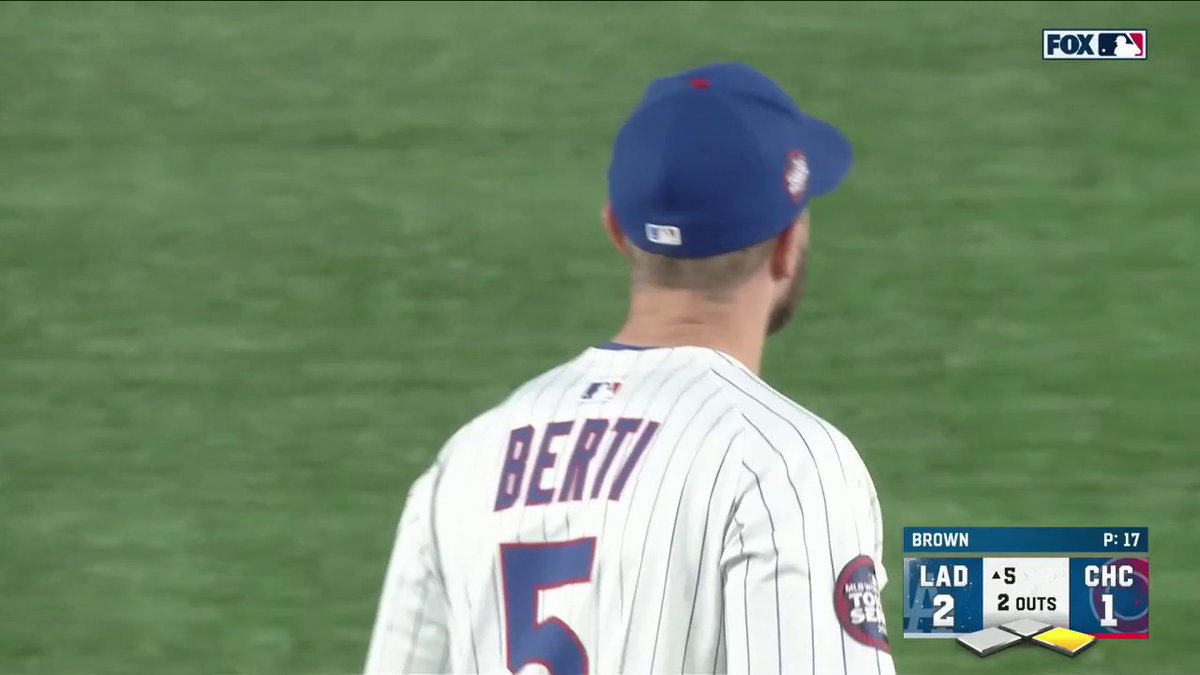 Jon Berti throws the ball away and the Dodgers take the lead!