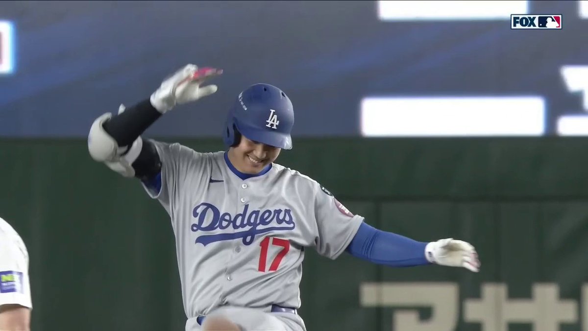 大谷翔平選手の 第5打席はツーベースヒット🔥 本日2安打目!今季初長打 体勢を崩されながら、二塁打を放つ! ①二ゴロ ②二直 ③ライト前ヒット ④空振り三振 ⑤二塁打 🎥FOX Sports: MLB #大谷翔平 #ドジャース