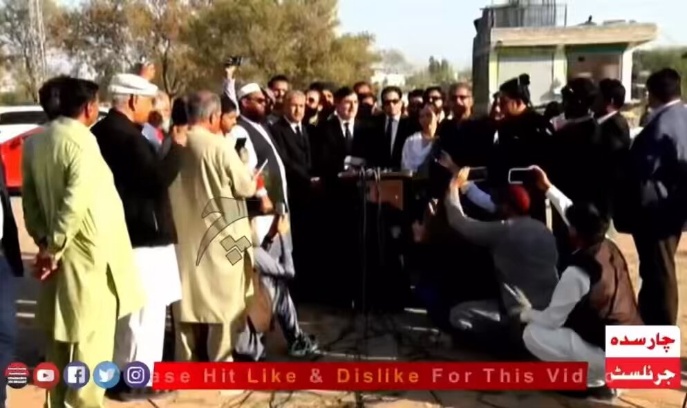 ”جعفر ایکسپریس ٹرین حادثے کے بعد آج خان صاحب سے ہماری پہلی ملاقات ہوئی ہے، اُنہوں نے اس واقعہ پر افسوس اور غم کا اظہار کیا اور اس کی شدید مذمت کی ہے۔ مُلک میں دہشتگردی کی بڑھتی لہر پر خان صاحب نے بہت تشویش کا اظہار کیا۔ خان صاحب نے پی ٹی آئی کی پولیٹیکل کمیٹی کے نیشنل سیکیورٹی کی میٹنگ میں شرکت کے حوالے سے کیے جانے والے فیصلے کی تائید کی ہے۔“ چیئرمین پی ٹی آئی بیرسٹر گوہر خان #ReleaseImranKhantoSavePakistan