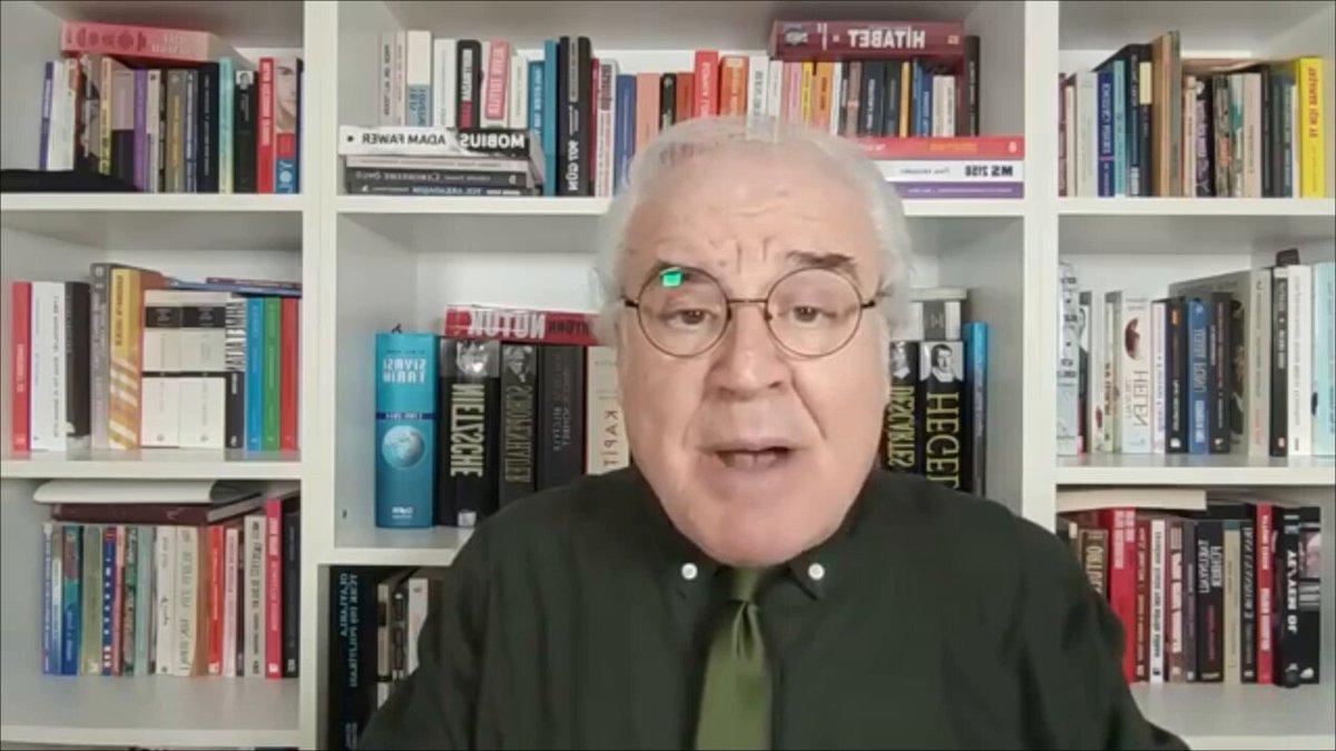 Katil Biden’e övgüler düzen, Vaşington’un gülü Tansu ve Özer Çiller’in evinden çıkmayan Memduh Bayraktaroğlu, İmamoğlu’nun diplomasının iptaline neden olan gazeteci ve akademisyenlerin 2028 Ekim’de yataklarından alınıp cezaevine tıkılacağını söylemiş! ‘Kesin’ diyor bir de! İmamoğlu’nun hukuku sopa olarak kullanmasında sorun yok yani ona göre… Çok korktuk Memduh Dede! Erdoğan’ın ve AKP’nin hukuksuzluğuna baş eğmemişiz, sizin hukuksuzluğunuz kim ola ki! Haddini bil! Şimdi git yaşından başından utanmadan yalamaya devam et!