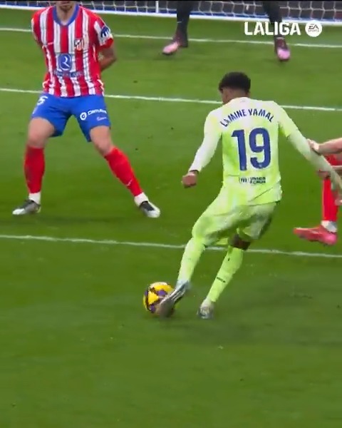 Et le Barça renversa l’Atlético. 😮🔵🔴 Le but de Lamine Yamal pour donner l’avantage au Barça après avoir été mené 0-2 jusqu’à la 71eme minute de jeu. 🤯