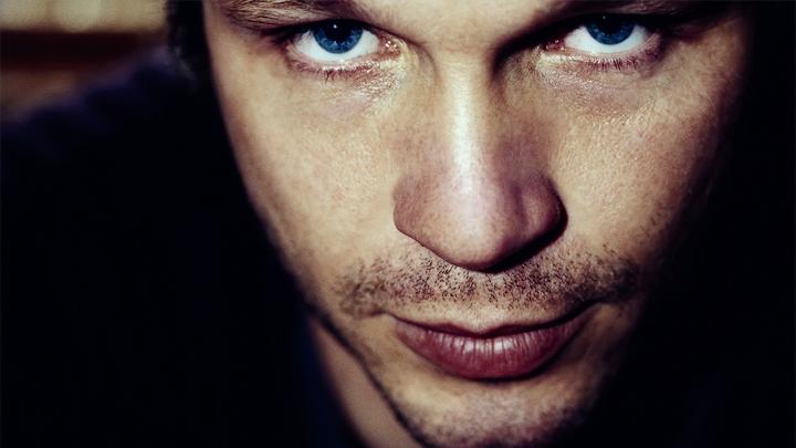 En 2003, le chanteur Bertrand Cantat tue sa compagne, l’actrice Marie Trintignant. Retour sur l’affaire qui a divisé la France. DE ROCKSTAR À TUEUR : Le cas Cantat, le 27 mars.