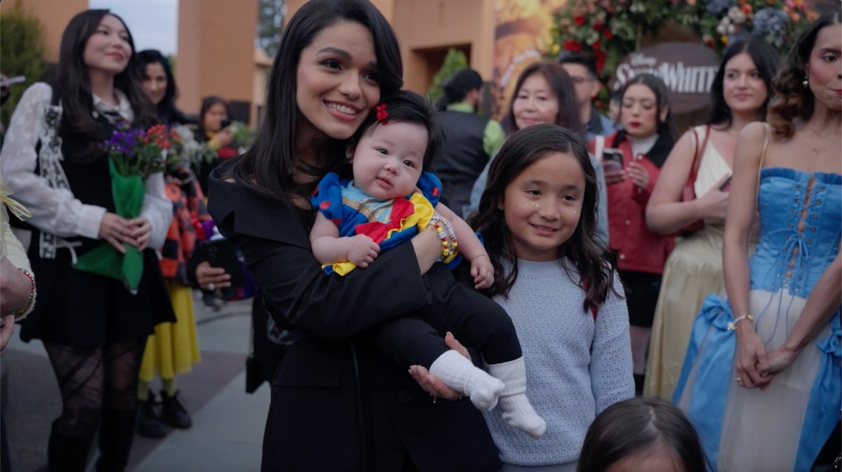A very special surprise from Snow White herself ✨🍎 Rachel Zegler visited the legendary Walt Disney Studios lot to greet fans at a magical screening event for #SnowWhite, in theaters this Friday! Get tickets now: