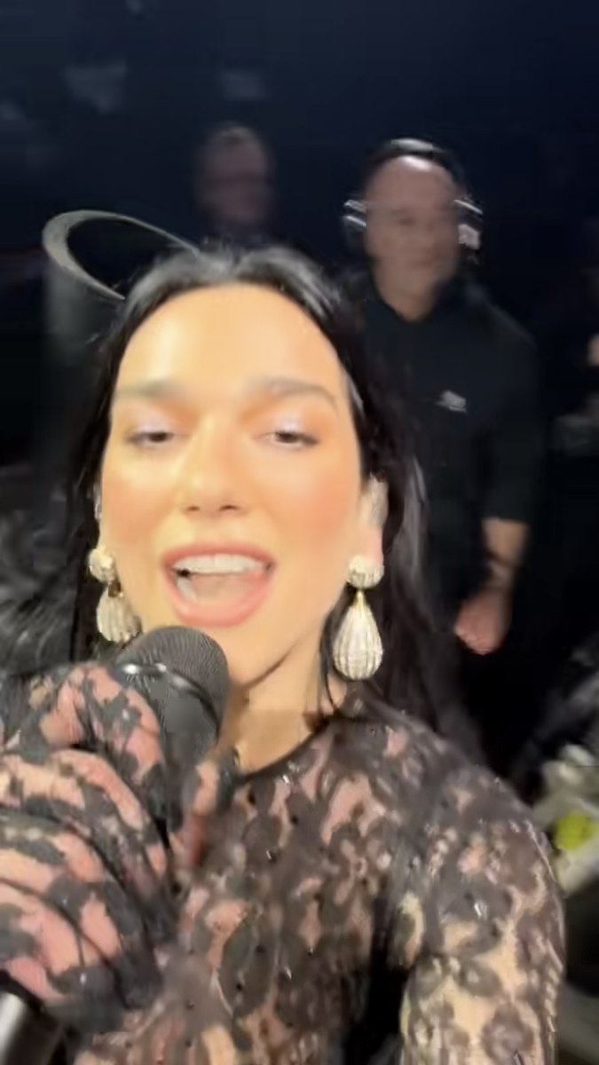 📹 | DUA LIPA taking a video on a fans phone at #ROTourMelbourne night 1! (Via jye_macas15)