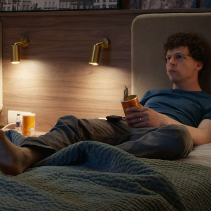Llegó el momento de acompañar a David y Benji ❤️‍🩹 #UnDolorReal, dirigida y escrita por Jesse Eisenberg y protagonizada por Kieran Culkin, estreno 26 de marzo en #DisneyPlus.