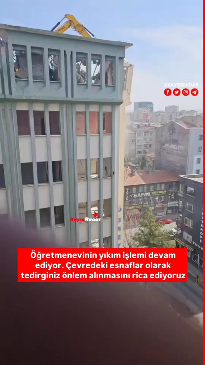 📍Kayseri 🔴Bir binanın yıkımındaki büyük güvenlik sorunları kameraya yansıdı