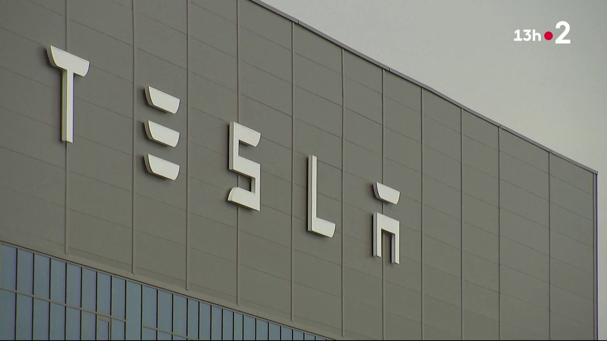 Sur les sites de revente entre particuliers, les annonces de véhicules Tesla se multiplient. Les dernières sorties d'Elon Musk, propriétaire de la marque, ne plaisent pas aux conducteurs, qui sont nombreux à vouloir revendre leurs voitures. ▶️ #JT13H