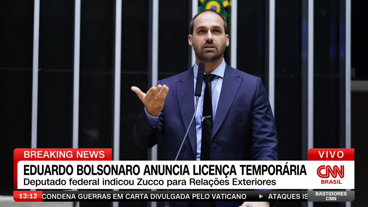 O PL divulgou uma nota lamentando a decisão do deputado federal Eduardo Bolsonaro (PL-SP) de se licenciar. O político anunciou, nesta terça-feira (18), que irá deixar o cargo temporariamente sem remuneração. #BastidoresCNN