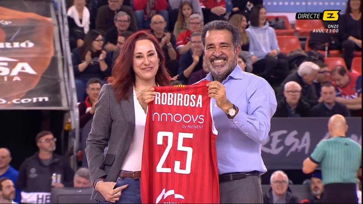 👏🏽 HOMENATGE A JORDI ROBIROSA ☺️ El BAXI Manresa ha volgut reconèixer la seva trajectòria amb una samarreta de l'equip i l'ovació del Nou Congost ▶️