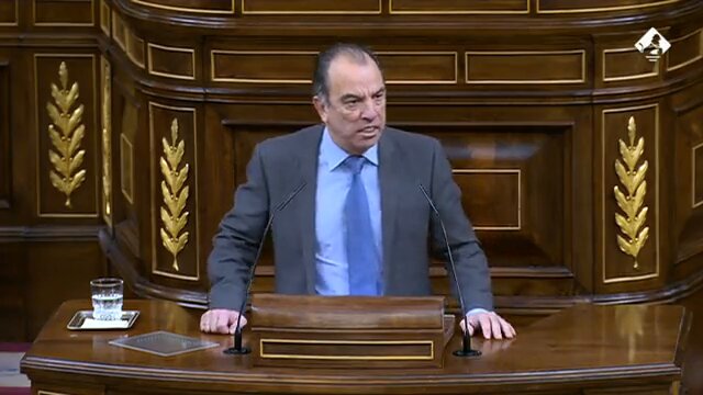 Señora Nogueras, los símbolos de España nos representan a todos y hay que respetarlos, usted también
