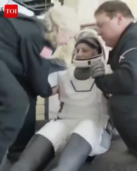 Watch | #SunitaWilliams smiles as she returns to Earth after being stranded in space for 9 months #NASA's #SpaceX Crew-9 — astronauts #NickHague, #ButchWilmore, Sunita Williams, and Roscosmos cosmonaut #AleksandrGorbunov — returned to Earth today