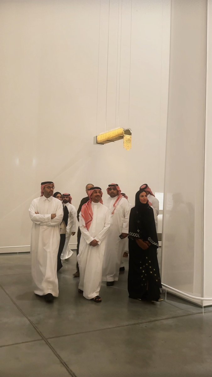 جانب من زيارة معالي وزير السياحة ⁦Ahmed Al Khateeb أحمد الخطيب⁩ لبينالي الفنون الإسلامية، حيث اطلع على عدد من الأعمال الفنية والمقتنيات الأثرية التي تعكس عمق الحضارة الإسلامية. #غيّر_إحساسك