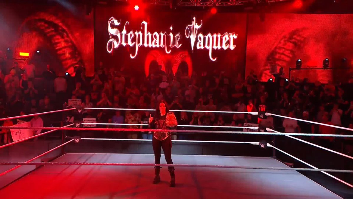 Stephanie Vaquer hace su primer entrada como Doble Campeona en #WWENXT 🏅👩‍🦰🏅🇨🇱