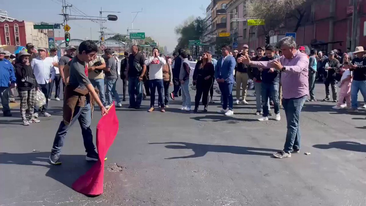 Toreros empiezan a practicar con las nuevas normas de la prohibición. Se torearan ellos mismos. 😂😂😂😂😂