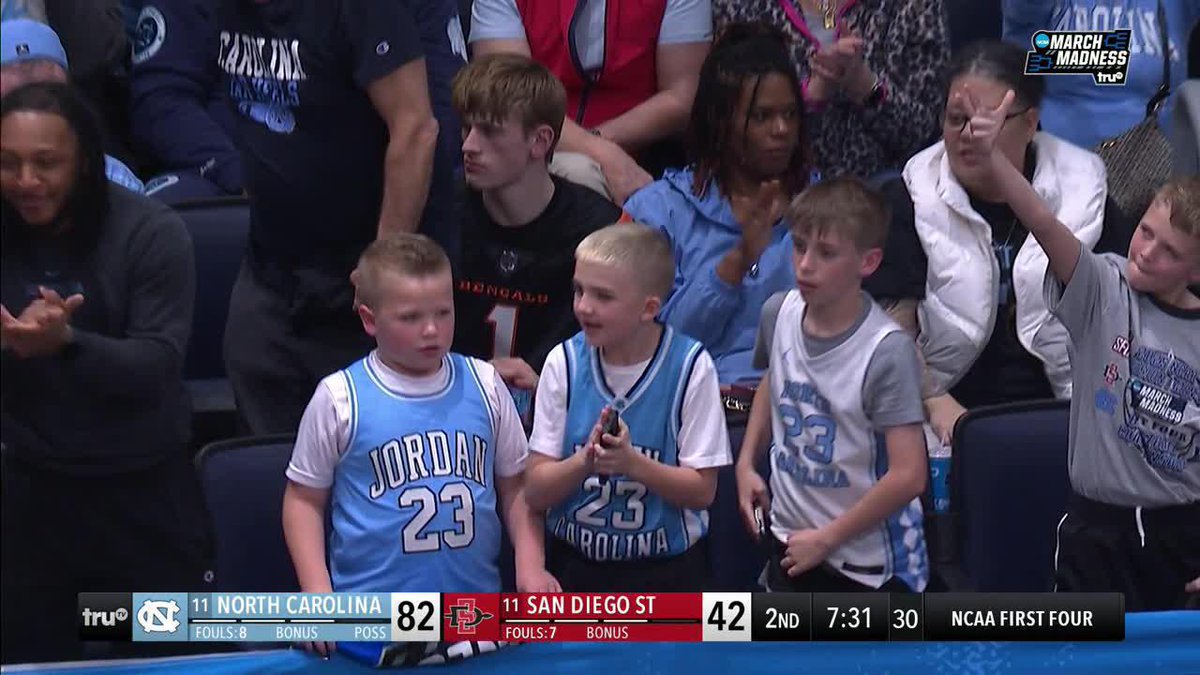 RJ DAVIS CANNOT MISS FROM DEEP (literally) 🤯 6/6 from beyond the arc 🎯 #MarchMadness Carolina Basketball