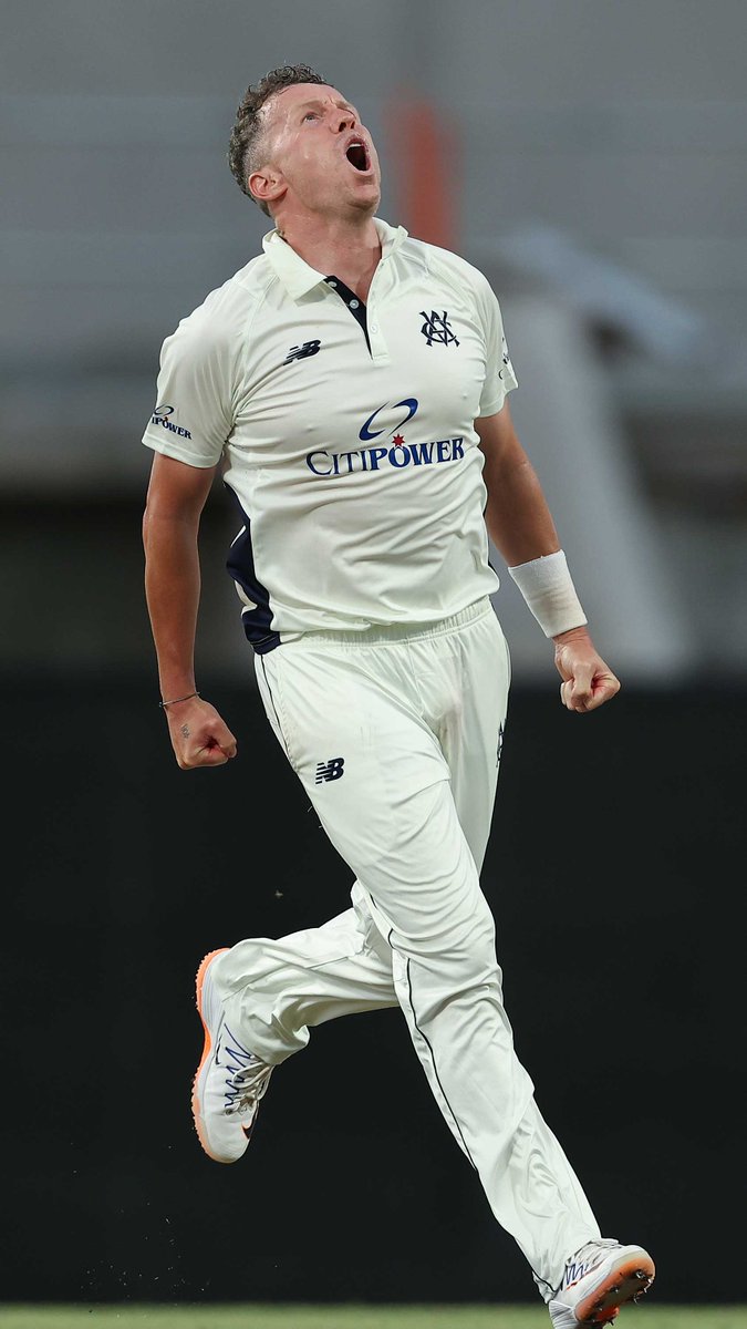 Josh Philippe bowled his first ever over while Peter Siddle bowled his last! #SheffieldShield