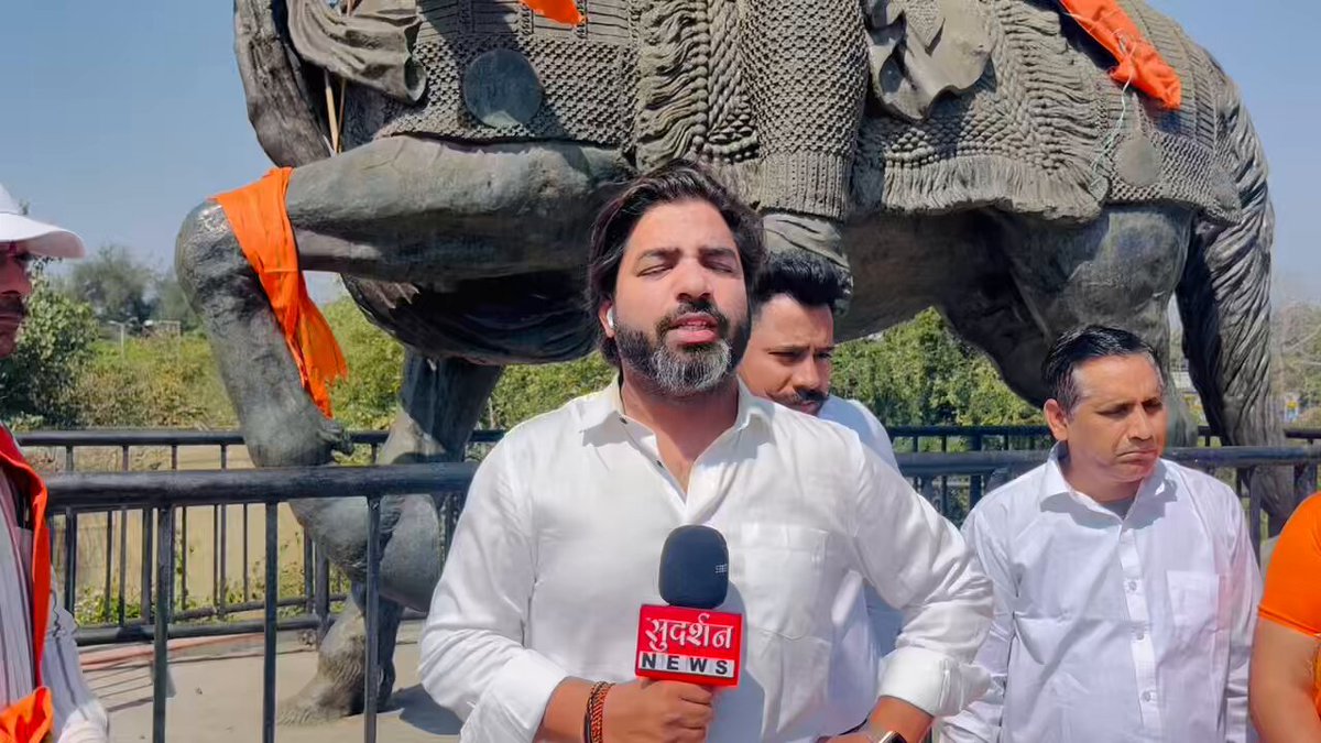 देश की राजधानी दिल्ली की अंदर अगर किसी दरिंदे के नाम के बोर्ड पर अगर कालिख भी पोत दे,तो देश के अंदर हंगामा मच जाता है। देश की मीडिया घंटों डिबेट करती है,लेकिन देखिए कश्मीर गेट पर वीर शिरोमणि महाराणा प्रताप जी की मूर्ति को खंडित कर दिया गया। जिससे राजपूत समाज आक्रोशित हो गया है,और महापंचायत की घोषणा कर दी गई।