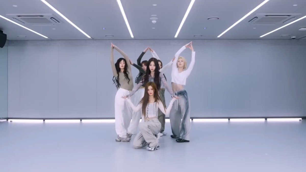 NMIXX released another stage practice for 'KNOW ABOUT ME', the way they even sing the ad-libs is crazy... and this is ZERO backtrack as well!