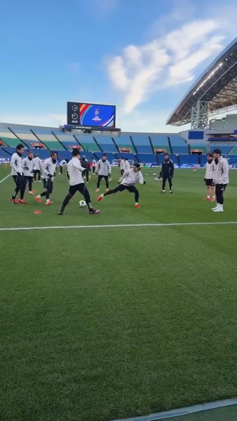 🔹𝗦𝗔𝗠𝗨𝗥𝗔𝗜 𝗕𝗟𝗨𝗘🔹 埼玉スタジアムでの前日練習⚽️🏟️ ボール回しの様子をお届け！ #南野拓実 #板倉滉 #中山雄太 #堂安律 #遠藤航 #鎌田大地 #菅原由勢 #中村敬斗 🏆FIFAワールドカップ26アジア最終予選(3次予選) 🗓️3.20(木・祝) ⌚️19:35(🇯🇵) 🆚バーレーン代表🇧🇭 🏟️埼玉スタジアム2002(埼玉) 📺テレビ朝日系列にて地上波独占生中継 📱DAZN #AsianQualifiers #夢への勇気を #SAMURAIBLUE #jfa #daihyo #サッカー日本代表