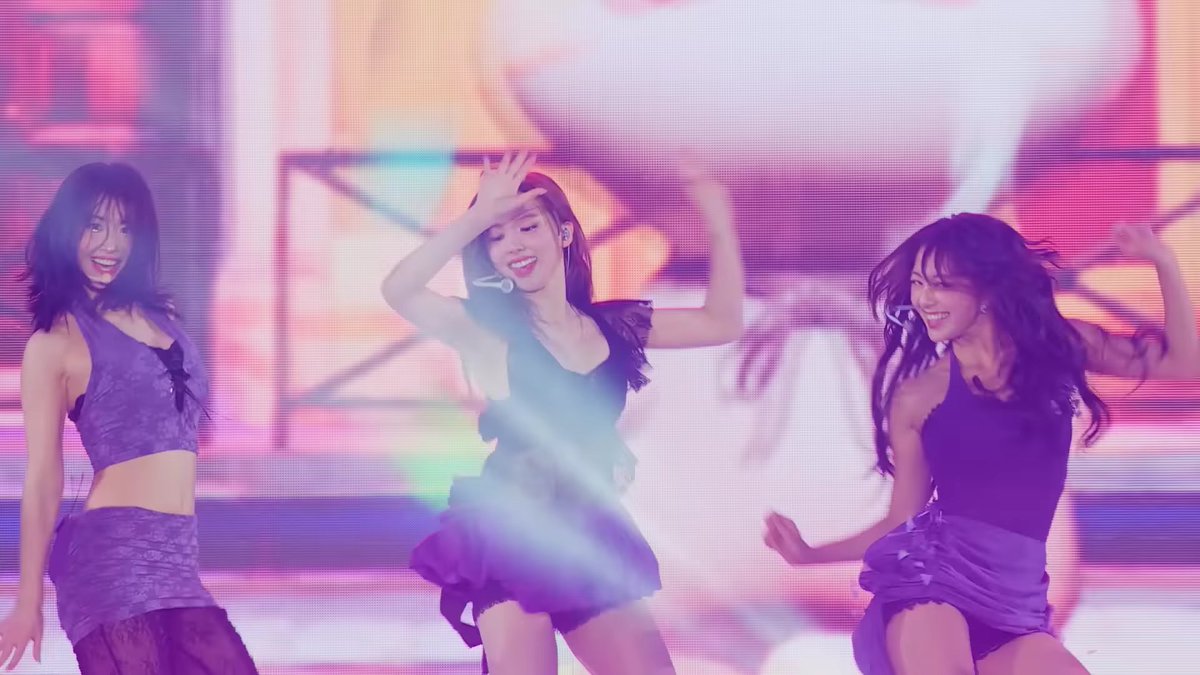 TWICE HARE HARE DANCE BREAK WITH THE FIREWORKS AT NISSAN STADIUM WAS THE PERFECT WAY TO FINISH THE HISTORIC RTB TOUR 🔥