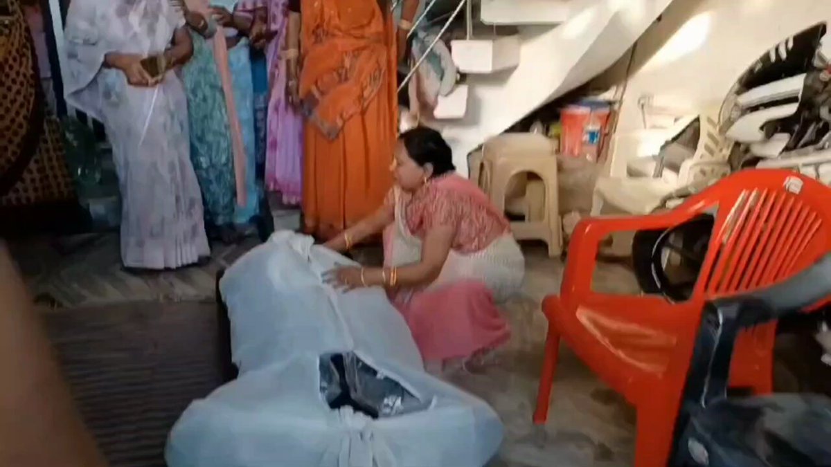 आंगन में रखी पोटली में सिमटे सौरभ 9 साल बाद घर लौटे है. सौरभ की लाश की छाती पर मां सिर पीट रही है कोस रही है उस वक्त को जब #मेरठ के सौरभ को मुस्कान से इश्क हुआ था. बेटे के लिए सब कुछ बर्दाश्त किया. उस बहू को भी जो हमेशा लड़ती-झगड़ती थी. उसी बहू ने सौरभ को मांस के कुछ टुकड़ों में तब्दील कर दिया अपनी गर्लफ्रेंड और फिर पत्नी बनी मुस्कान को सौरभ बेतहाशा मोहब्बत करता था. बेवफा मुस्कान ने अपने नशेड़ी प्रेमी साहिल शुक्ला के साथ मिलकर सौरभ को मार डाला मुस्कान की मां अपनी बेटी के लिए फांसी की सजा चाहती है लेकिन अपने बेटे की लाश के टुकड़ों को कलेजे से लगाने को बेताब, बिलख रही इस मां को फांसी से भी क्या हासिल होगा. ना बेटा, ना बहु और ना उनकी औलाद..