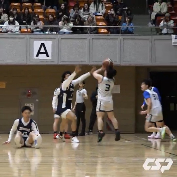 アンクルブレイクから劇的同点スリー😱👌 山本 愛哉（神奈川大学新4年／PG／163cm／飛龍高） 神奈川大学男子バスケットボール部 #KUCAMP2025 ラストマッチ 神奈川大学vs東海大学は61-61で引き分け！ ※延長戦は無し #大学バスケ