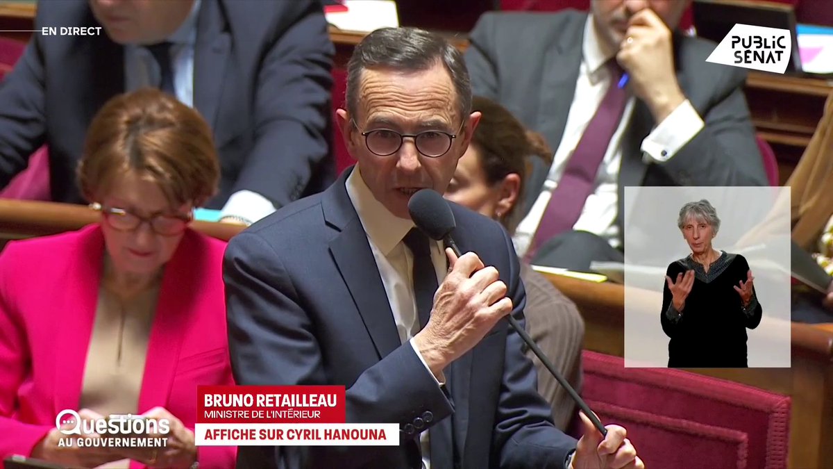 Affiche sur Cyril Hanouna : "L'antisémitisme a muté. Il était le fait de l'extrême droite, aujourd'hui c'est résiduel. Il présente un double visage : de l'islamisme politique et d'une extrême gauche qui utilise l'antisionisme pour attiser la haine antisémite." Bruno Retailleau