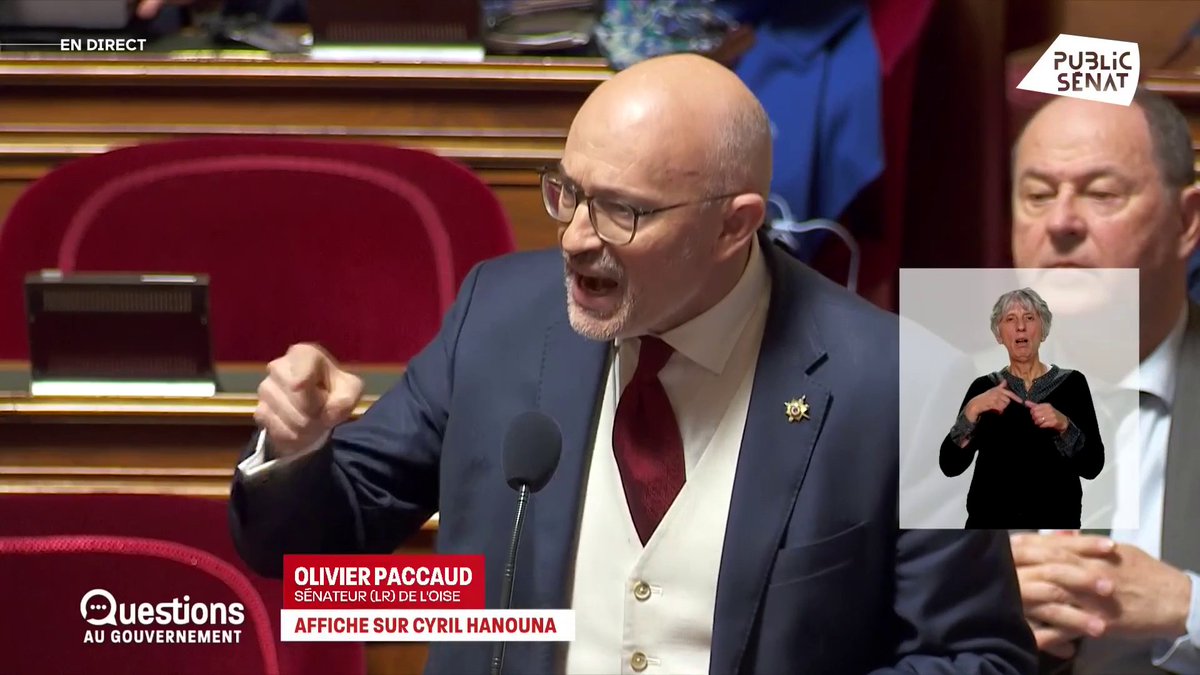 Affiche sur Cyril Hanouna : "L'antisémitisme a toutes les couleurs de l'arc-en-ciel de la haine : le vert de l'islamisme, le brun du fascisme et le rouge sang de LFI : la France indigne, ignoble, immonde, inculte. Réveillez-vous chers collègues de gauche" Olivier PACCAUD #QAG
