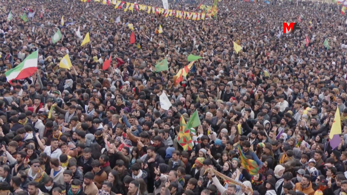 Wan Newrozu'nda alanı dolduran halk, "Bijî Serok Apo" sloganı ve açtıkları posterlerle Abdullah Öcalan'ın çağrısını sahiplendi