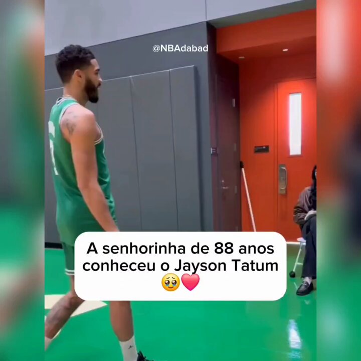 O Jayson Tatum sendo todo carinhoso ao conhecer uma torcedora de 88 anos. É esse o cara que vocês odeiam.